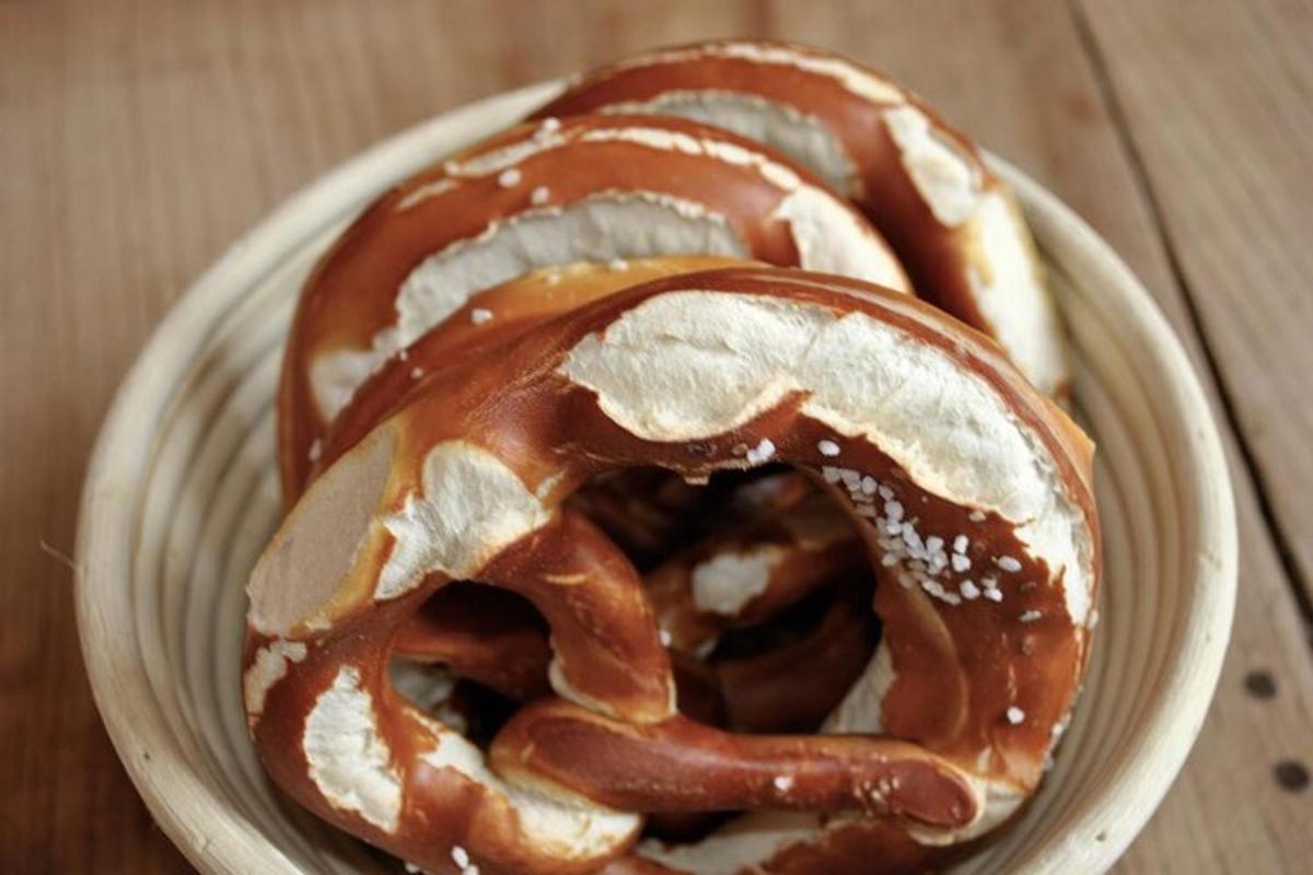 Dos pretzels en un tazón sobre una mesa