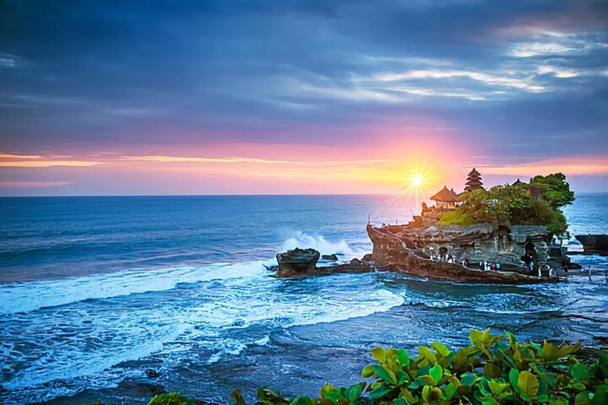 matahari terbenam di atas lautan dengan sebuah rumah di sebuah pulau