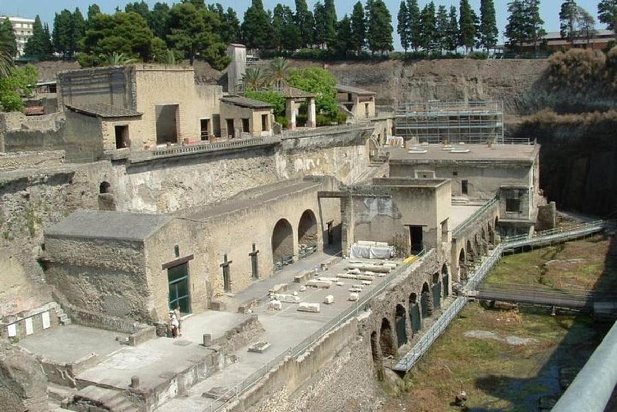 ένα παλιό κτίριο με ένα αυτοκίνητο παρκαρισμένο μπροστά του
