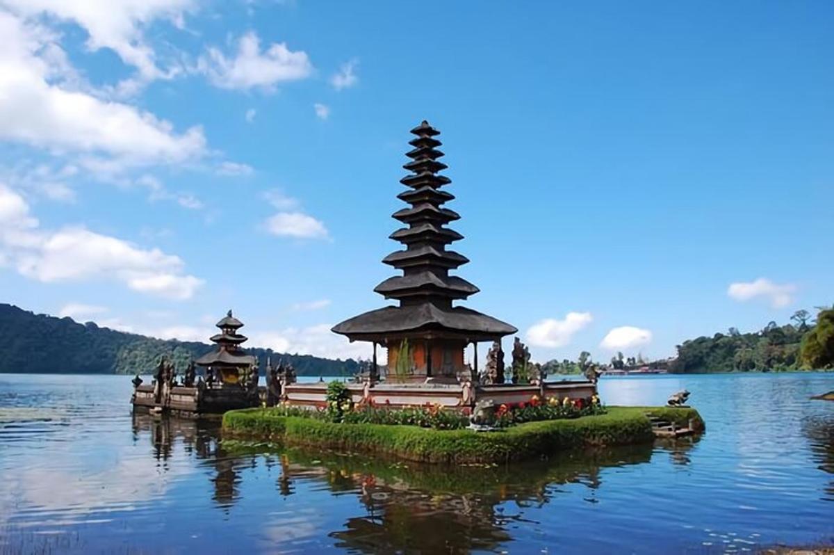 un'isola in mezzo a un lago con una pagoda