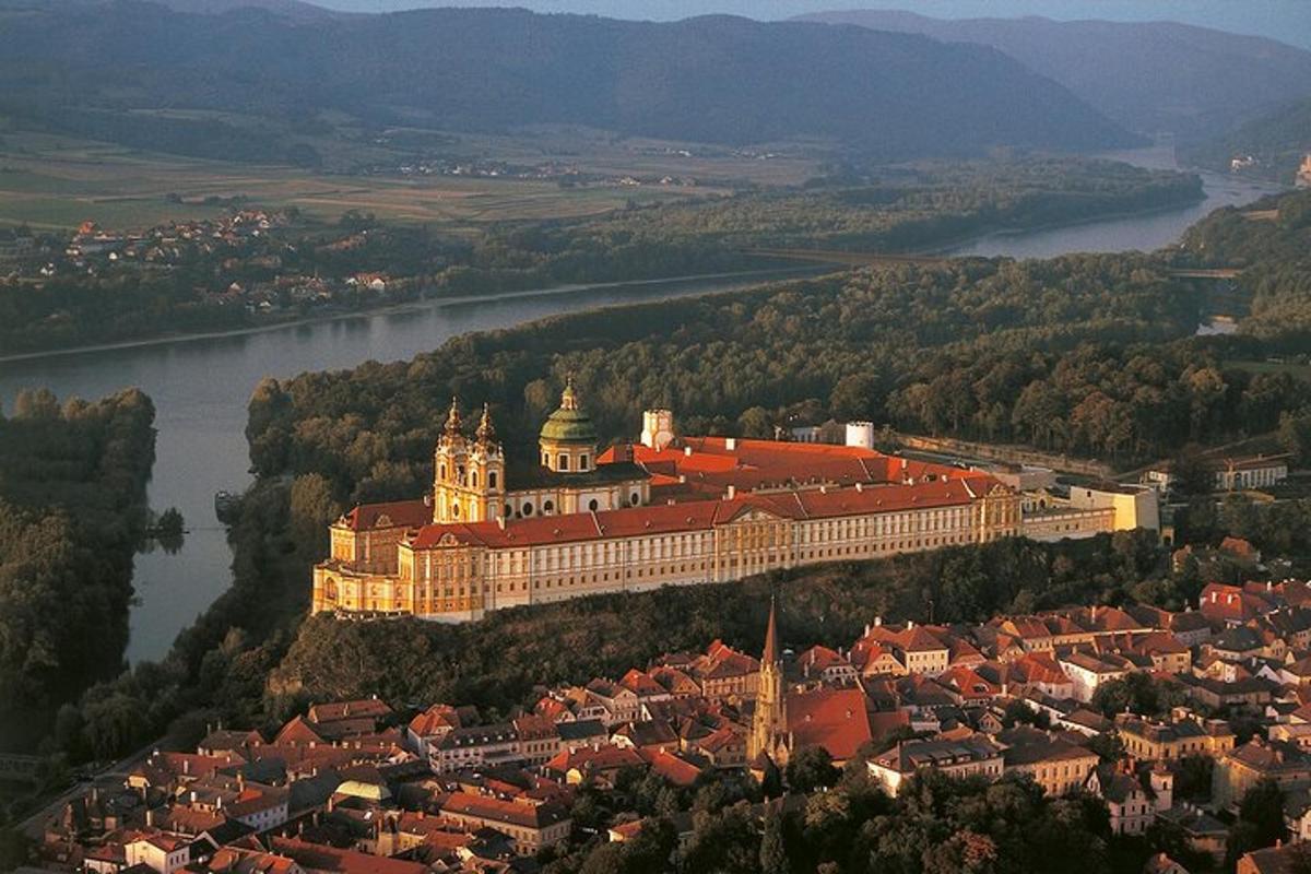 una vista aerea di un grande edificio su un fiume