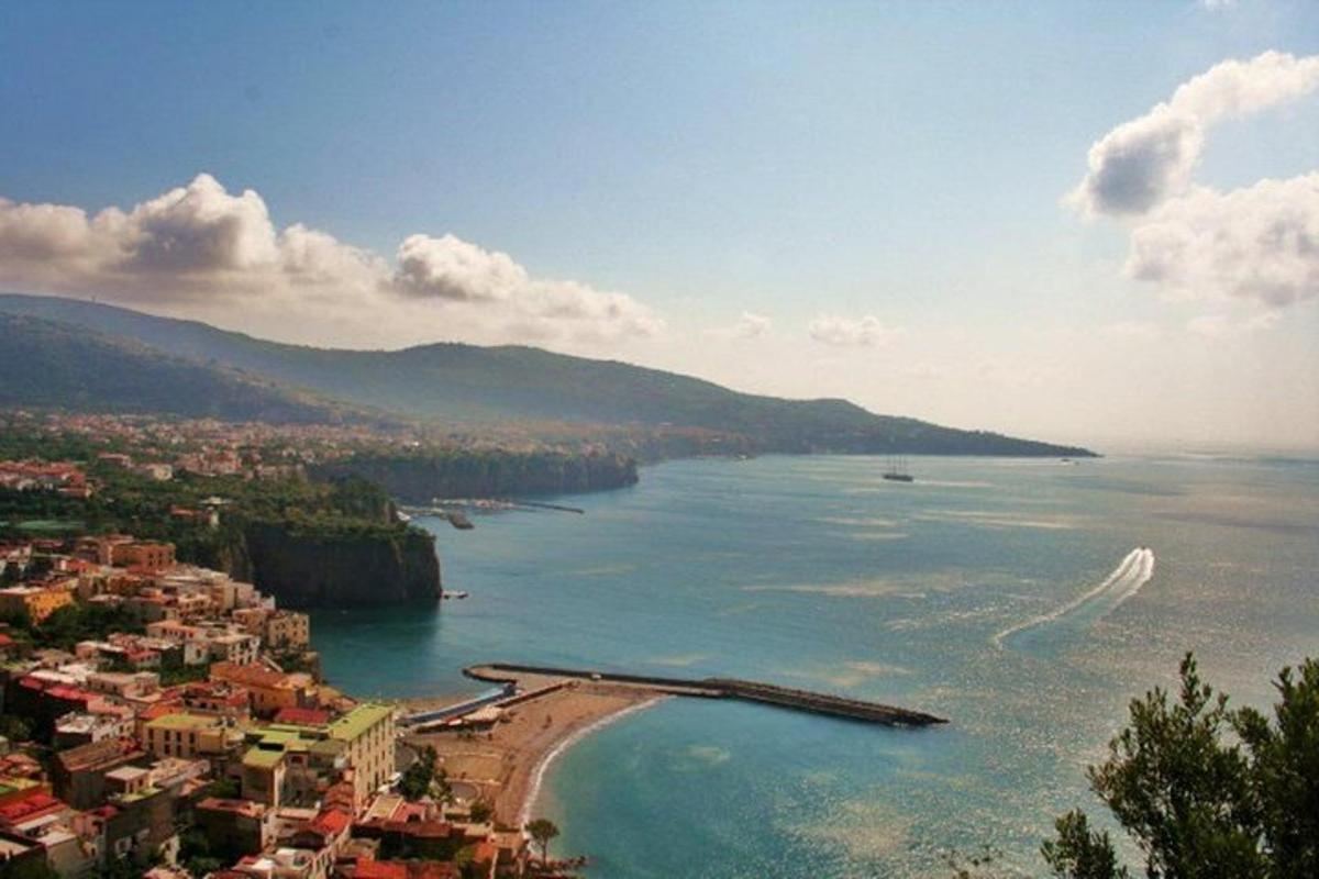 pohled na pláž s městem a oceánem