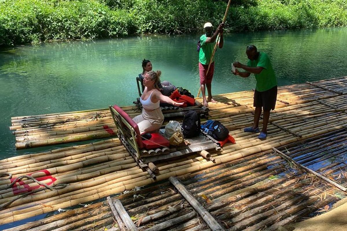 skupina ljudi, ki sedijo na splavu na reki