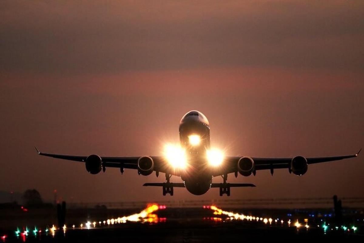 sebuah pesawat lepas landas dari landasan pacu bandara