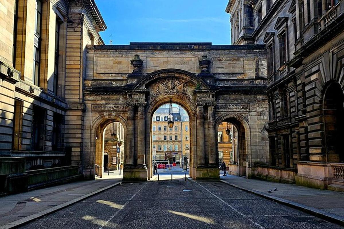 um edifício antigo com um arco em uma cidade