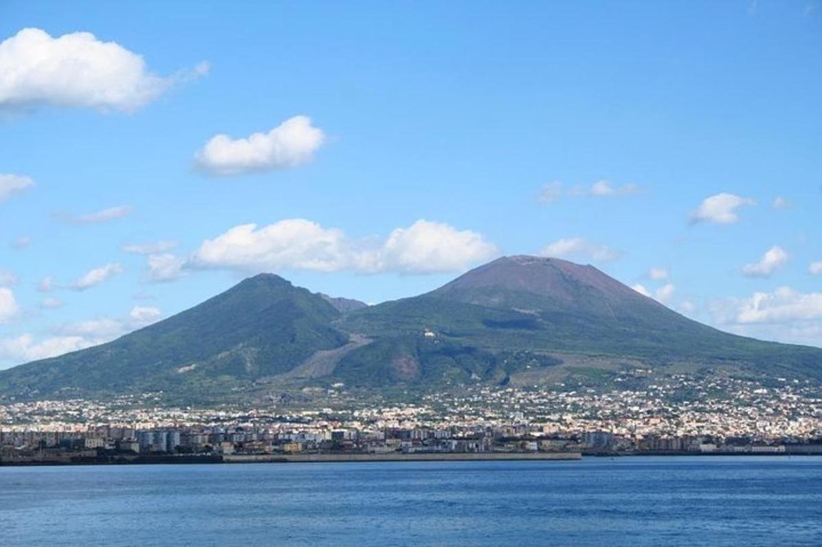Una vista de una ciudad y montañas desde el agua.