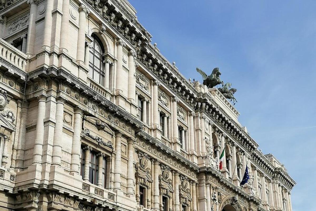 ein großes Gebäude mit einer Statue darauf