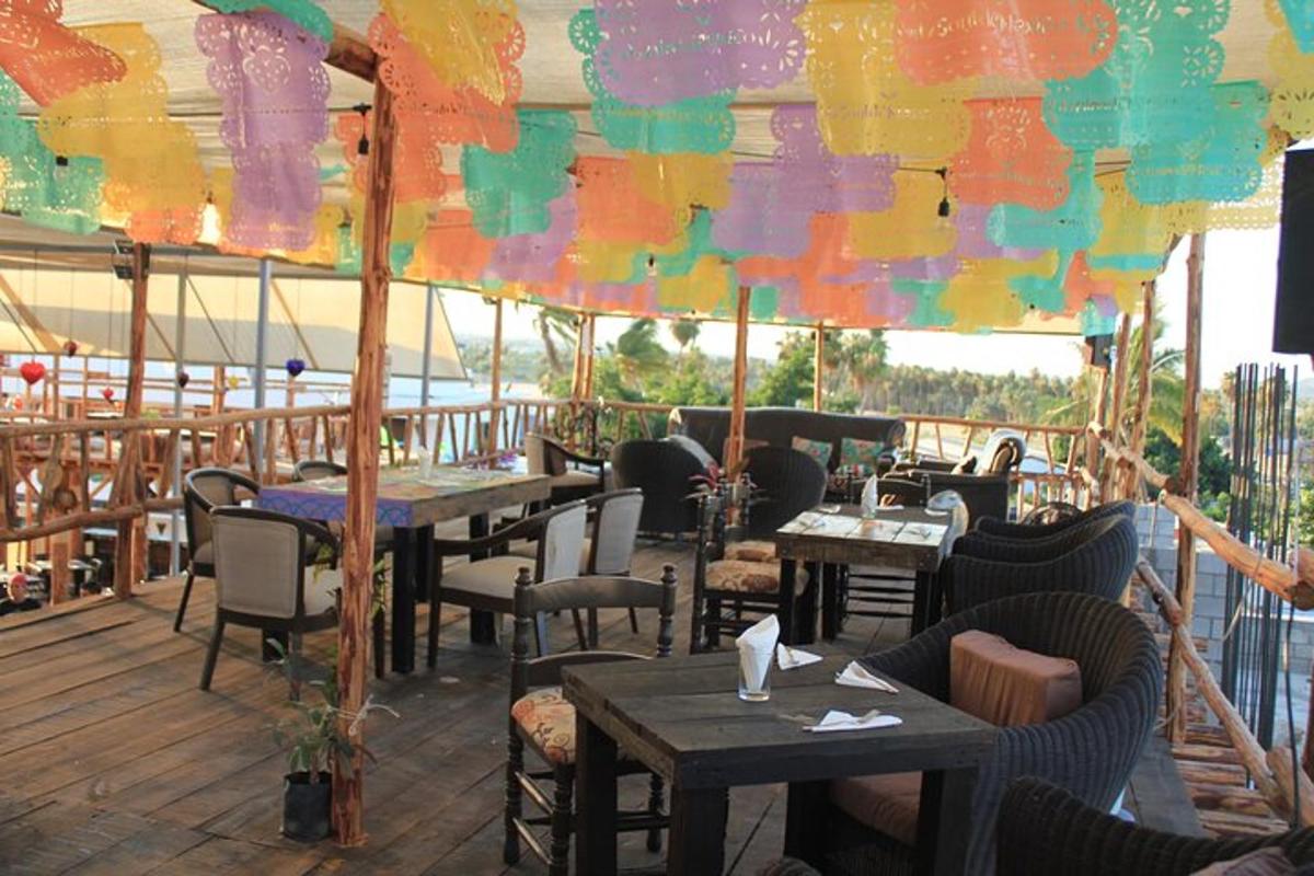 restaurace se stoly a židlemi na terase