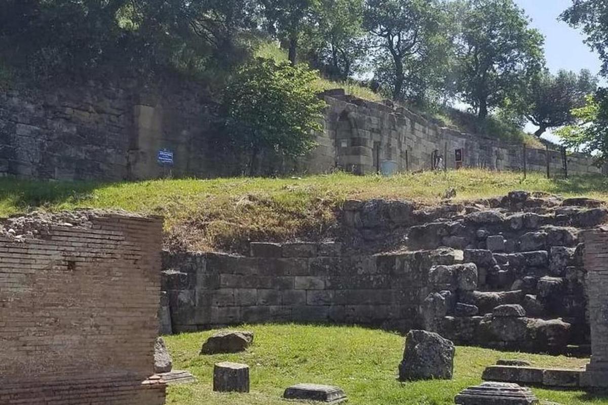 akmeninė siena su keliais akmenimis ir kalva
