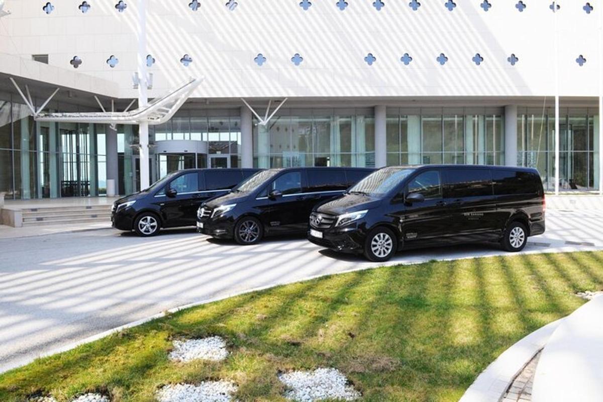 három autó parkolt egy épület előtti parkolóban