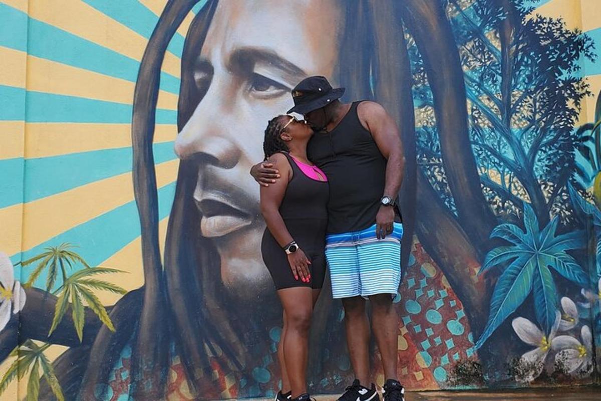 un uomo e una donna che si baciano davanti a un murale