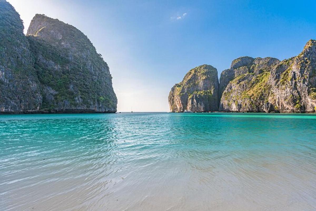 pogled na plažo s skalami v vodi