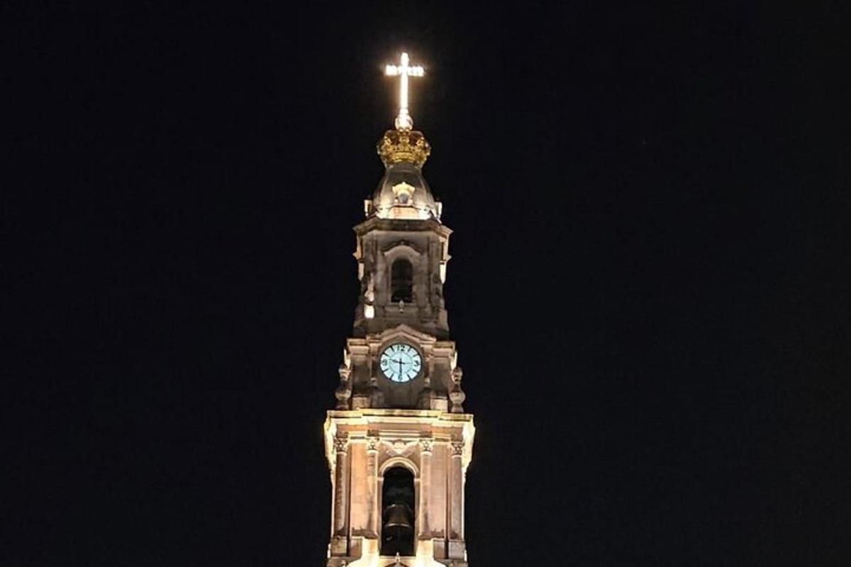 un campanario de iglesia con una cruz en la parte superior de una torre de reloj