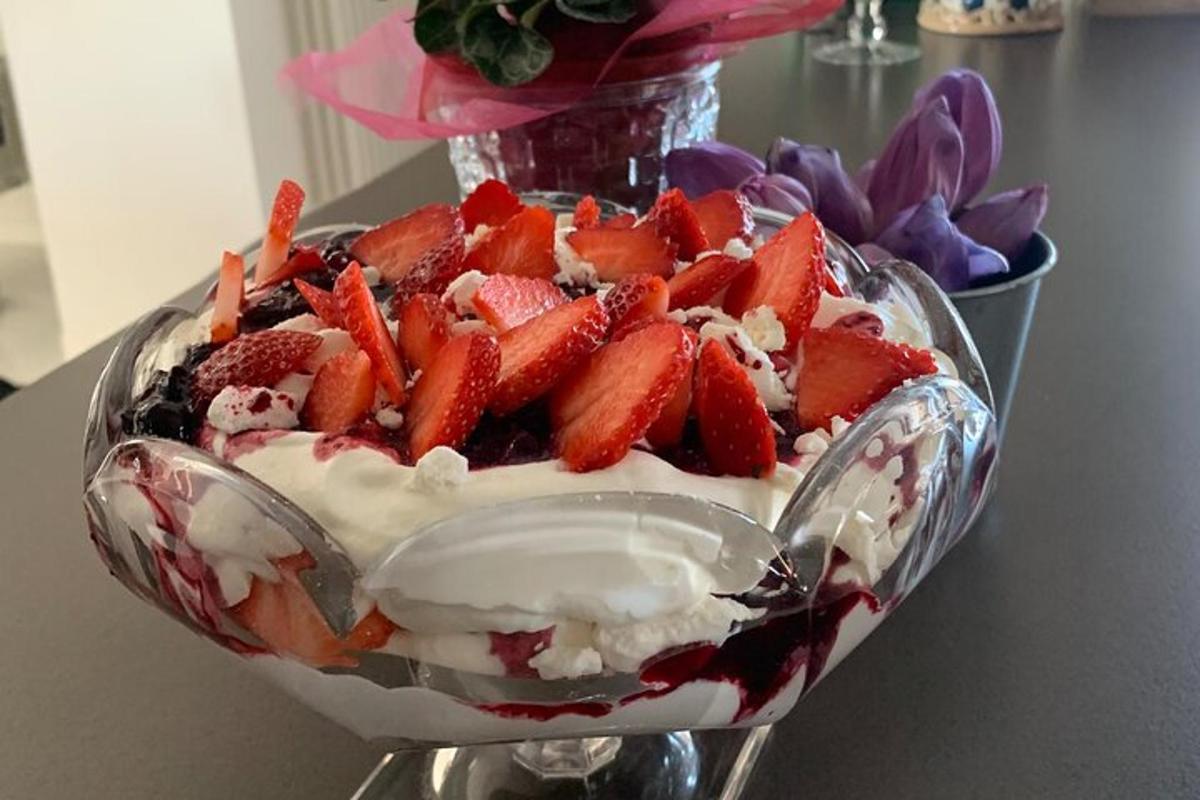 pencuci mulut dengan strawberi dalam mangkuk kaca di atas meja