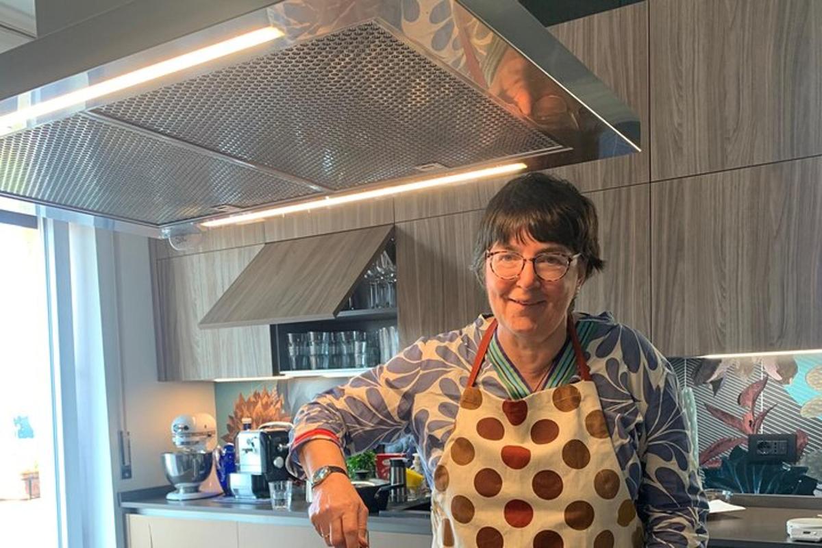 seorang wanita di dapur memakai apron polka dot