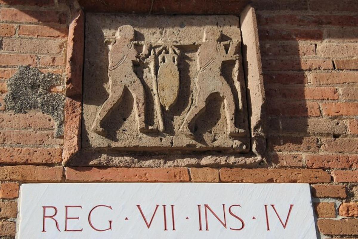 egy téglafal oldalán lévő tábla, rajta az arax ivnsn felirattal