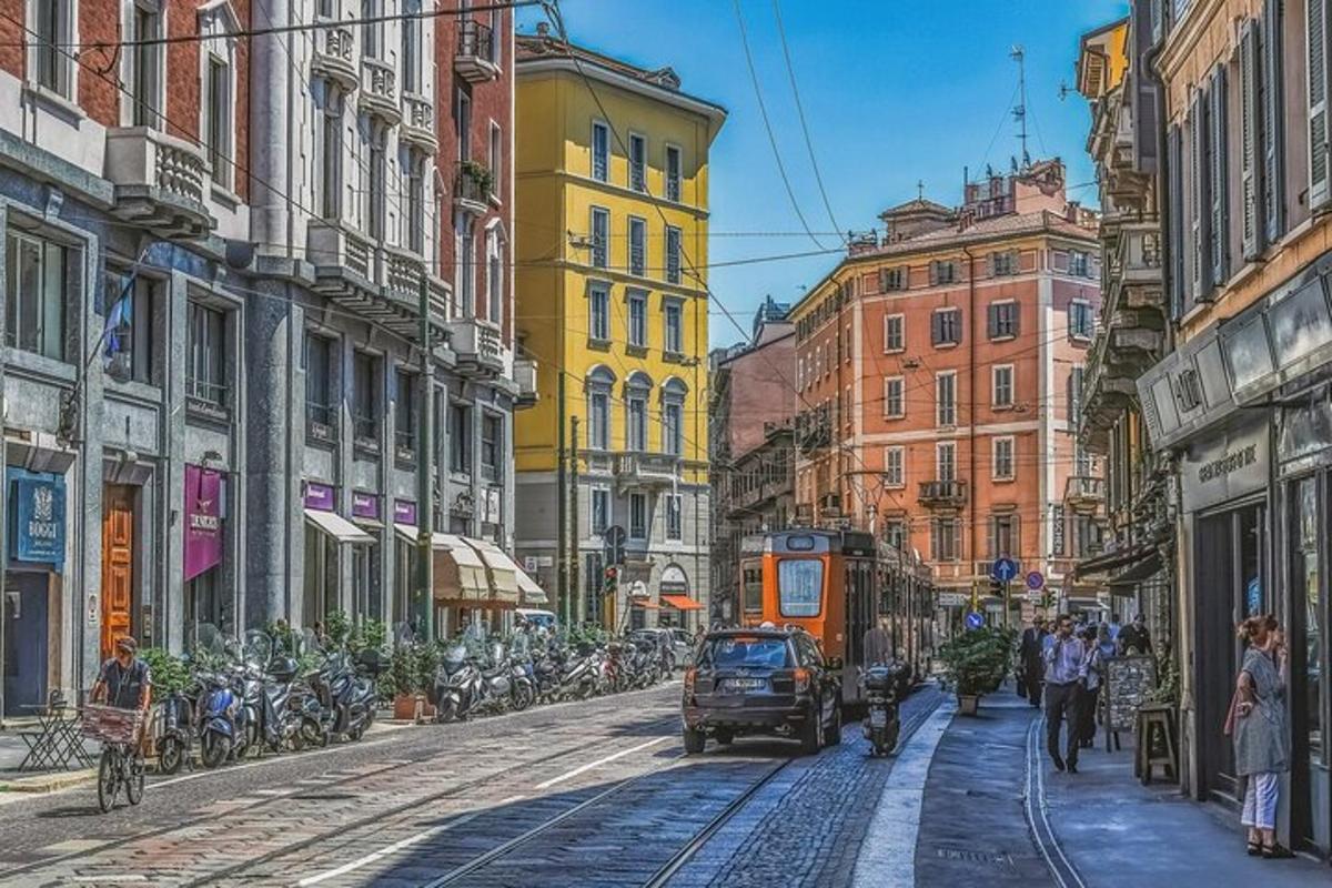 tramm linnatänaval, kus on palju hooneid