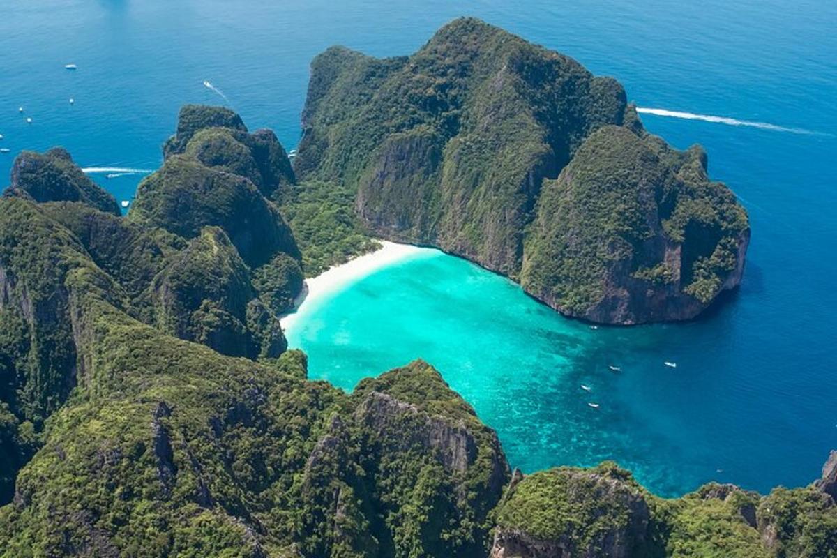 Una vista aérea de una playa entre dos montañas.
