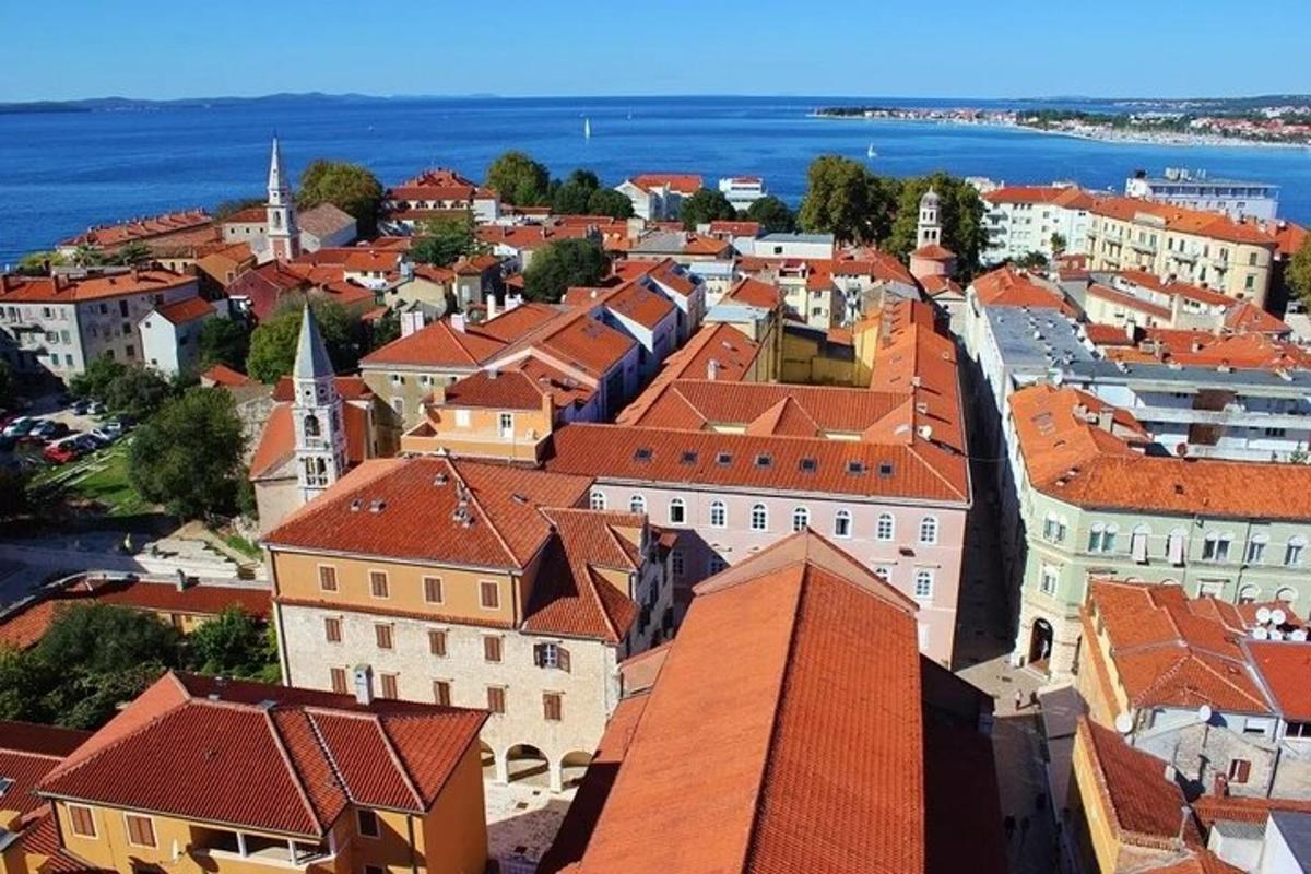 Letecký pohled na město s červenými střechami