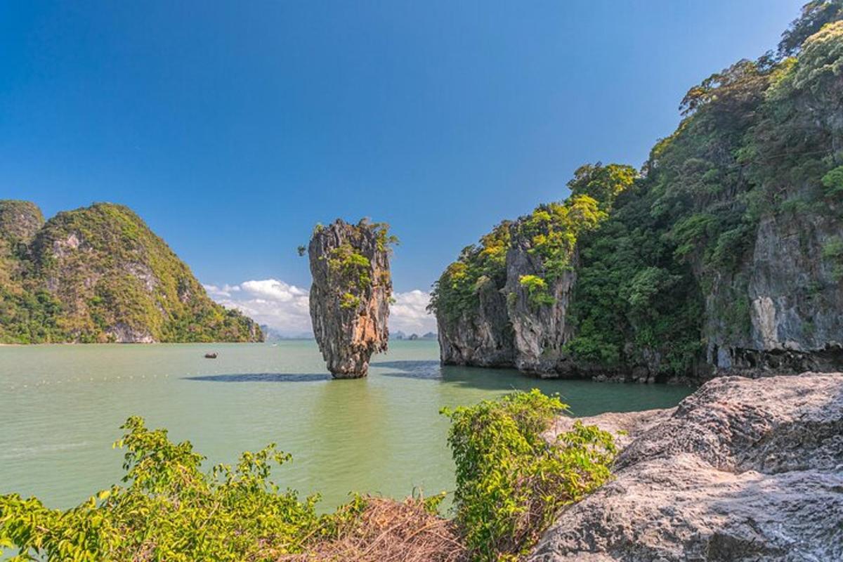 một hòn đảo lớn ở giữa một vùng nước