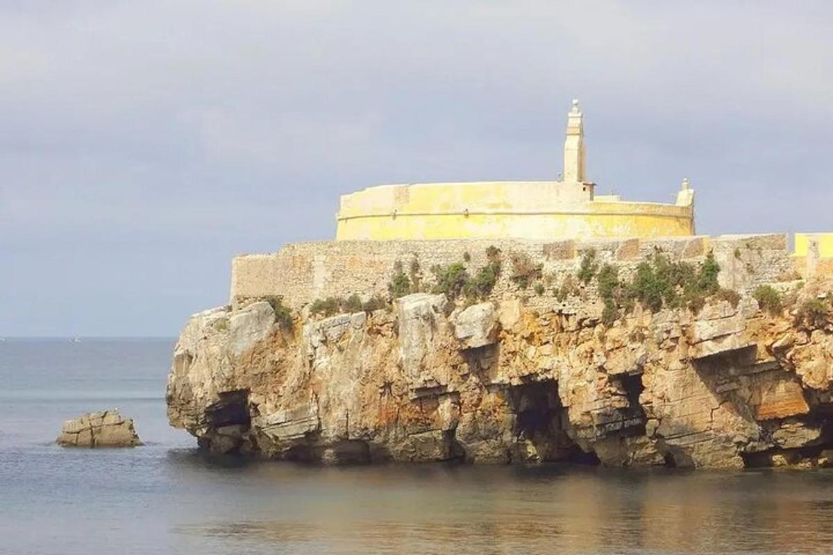 un far en una illa rocosa a l'aigua