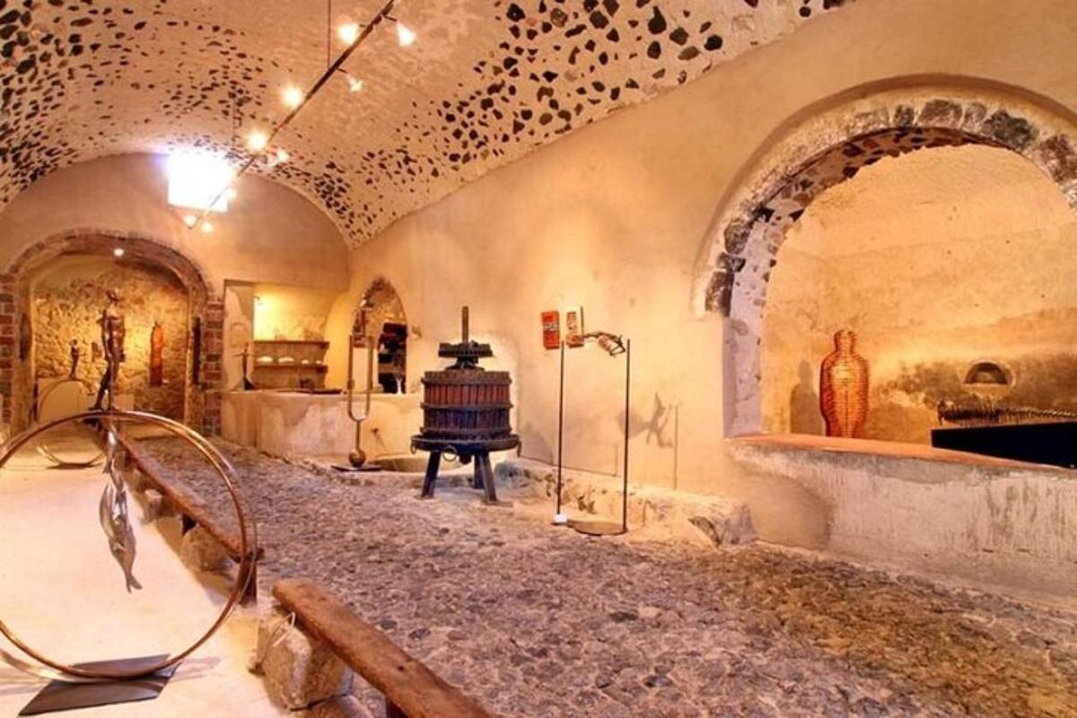 una gran sala amb llar de foc i estufa