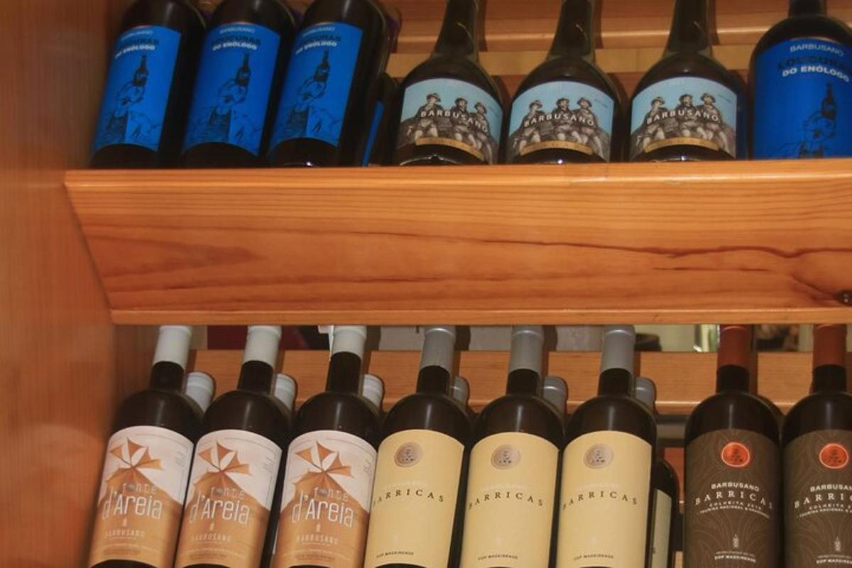um monte de garrafas de vinho em uma prateleira
