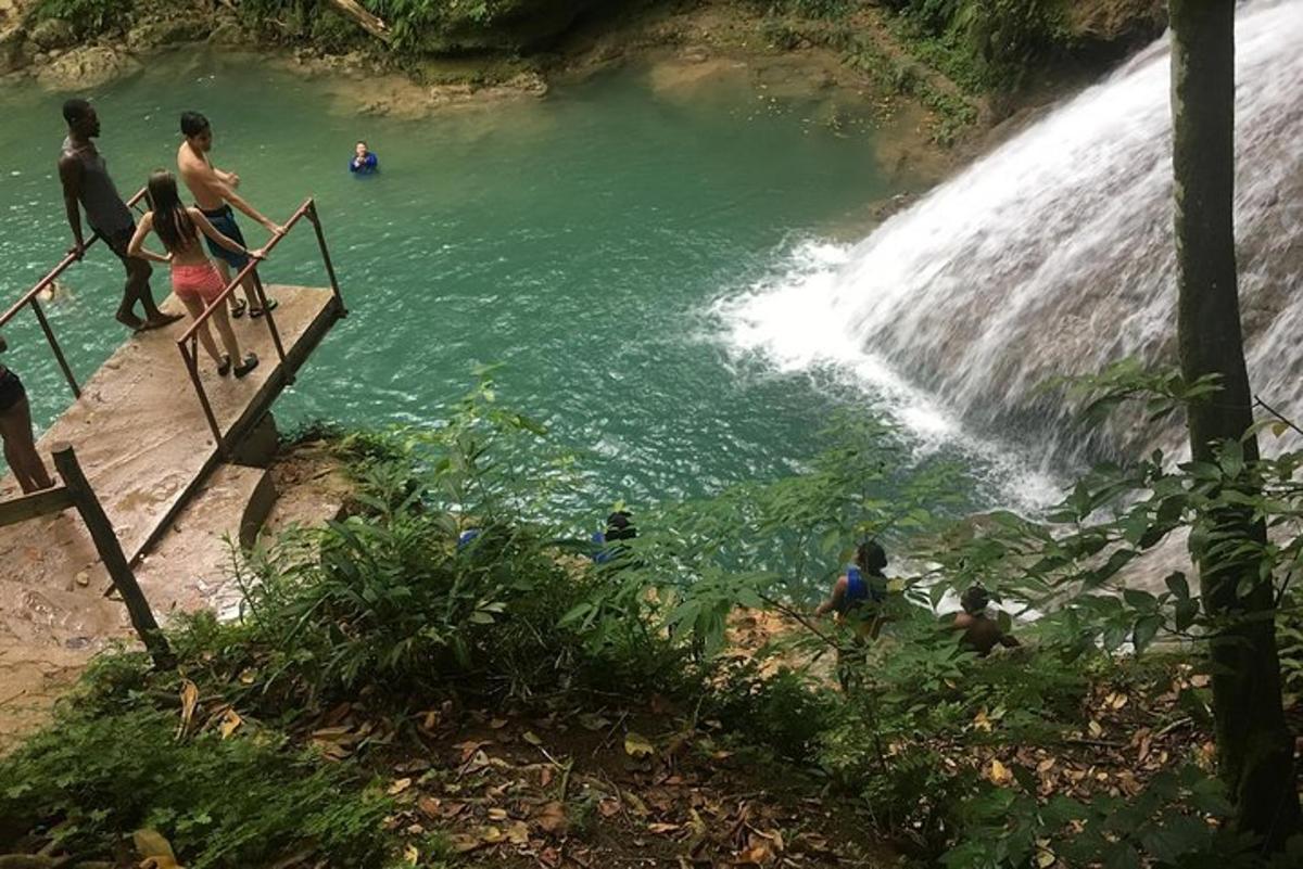 un grup de persones nedant en una cascada