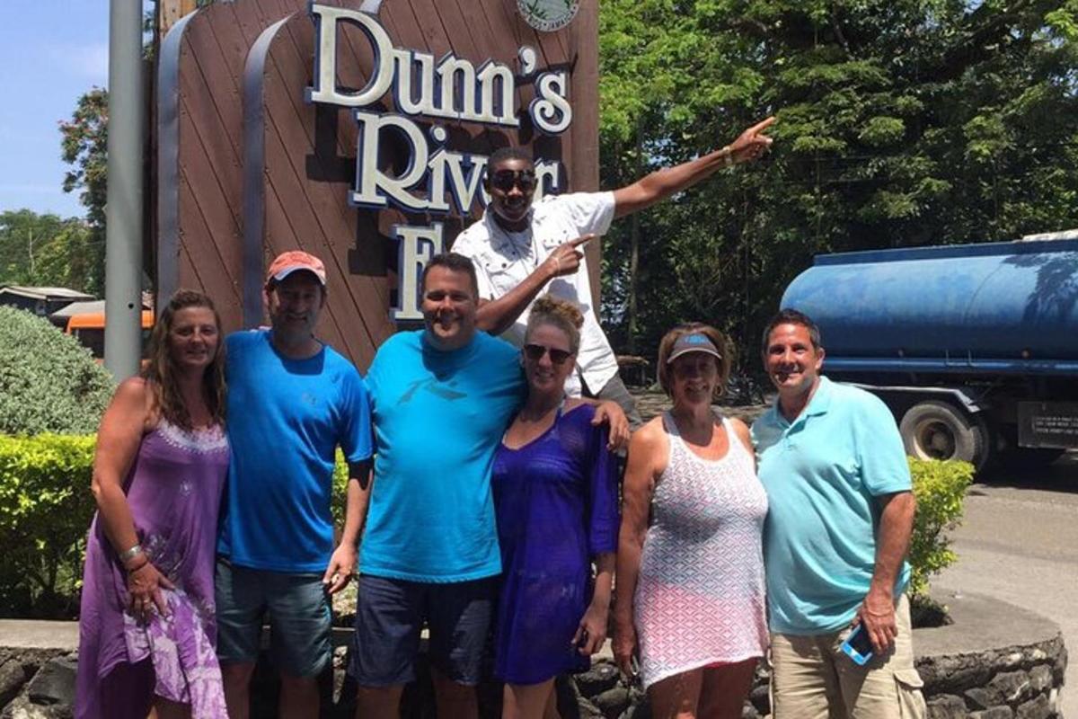 un grup de persones posant per a una foto davant d'un rètol