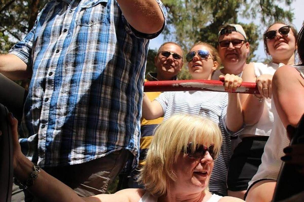 μια ομάδα ανθρώπων που στέκονται γύρω από έναν άνδρα που κρατάει ένα στεφάνι