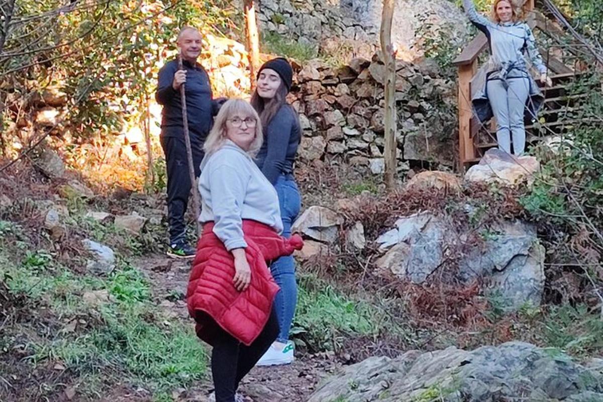 μια ομάδα ανθρώπων που ποζάρουν για μια φωτογραφία