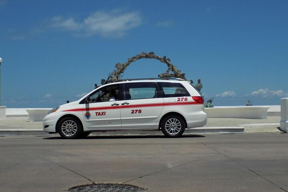 malé biele auto zaparkované na parkovisku