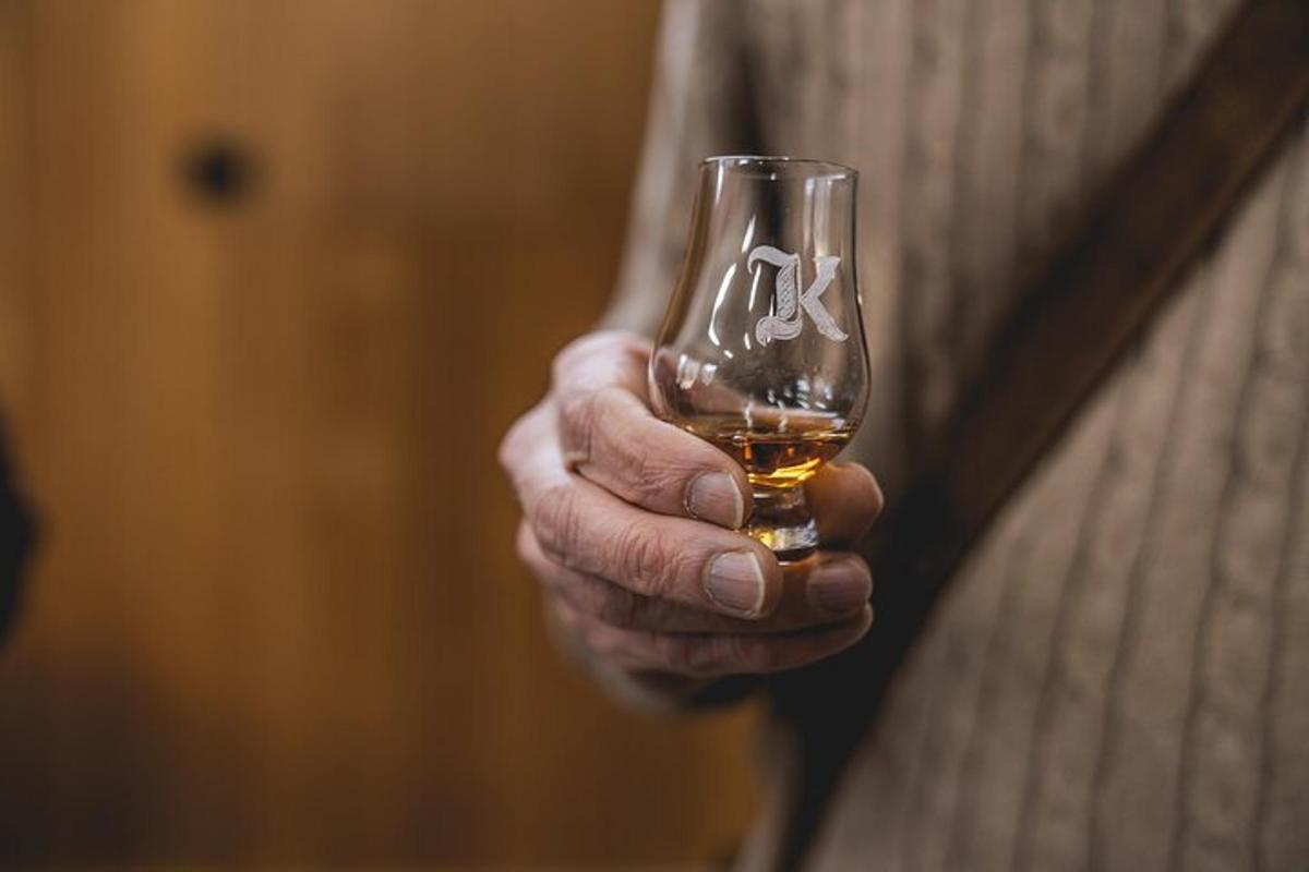 een man met een wijnglas in zijn hand