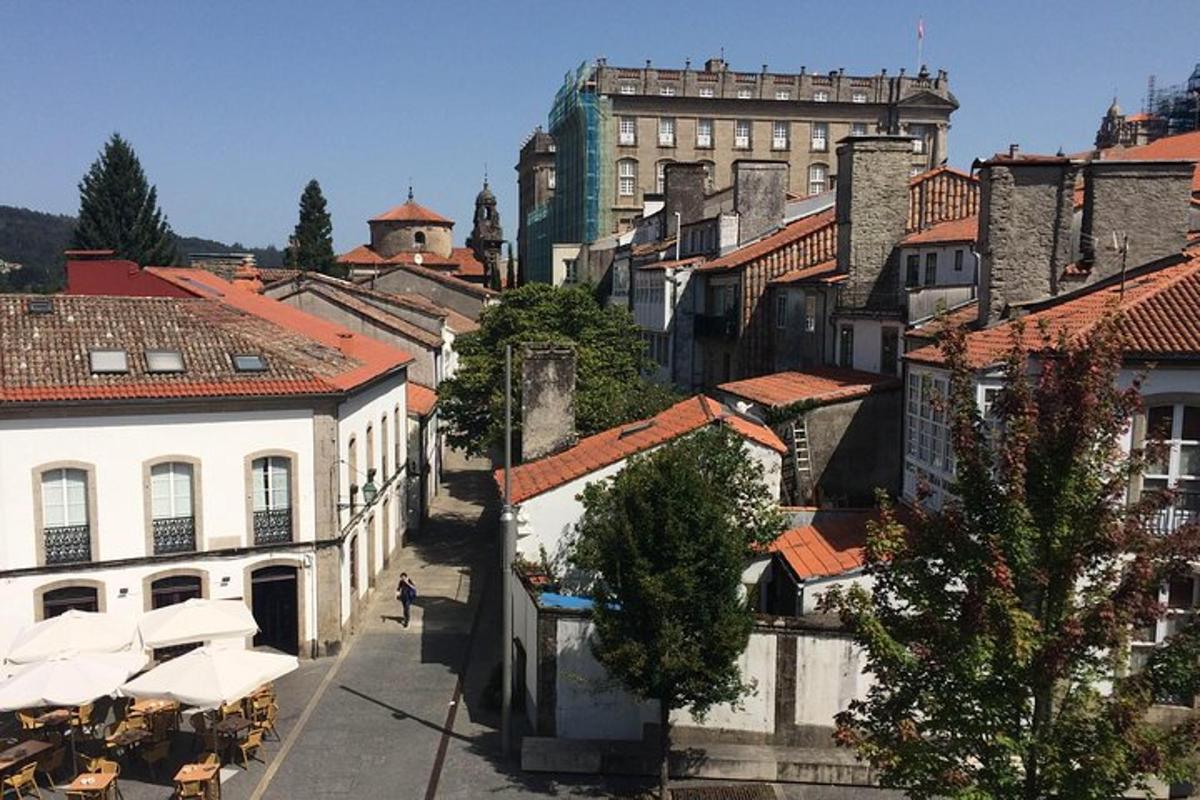 pohled na město s budovami a deštníky
