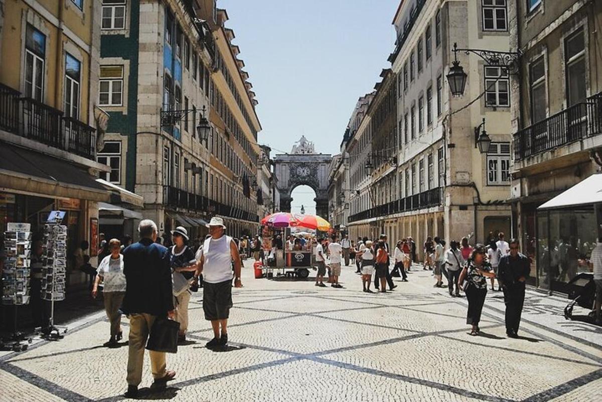 un gruppo di persone che camminano lungo una strada cittadina