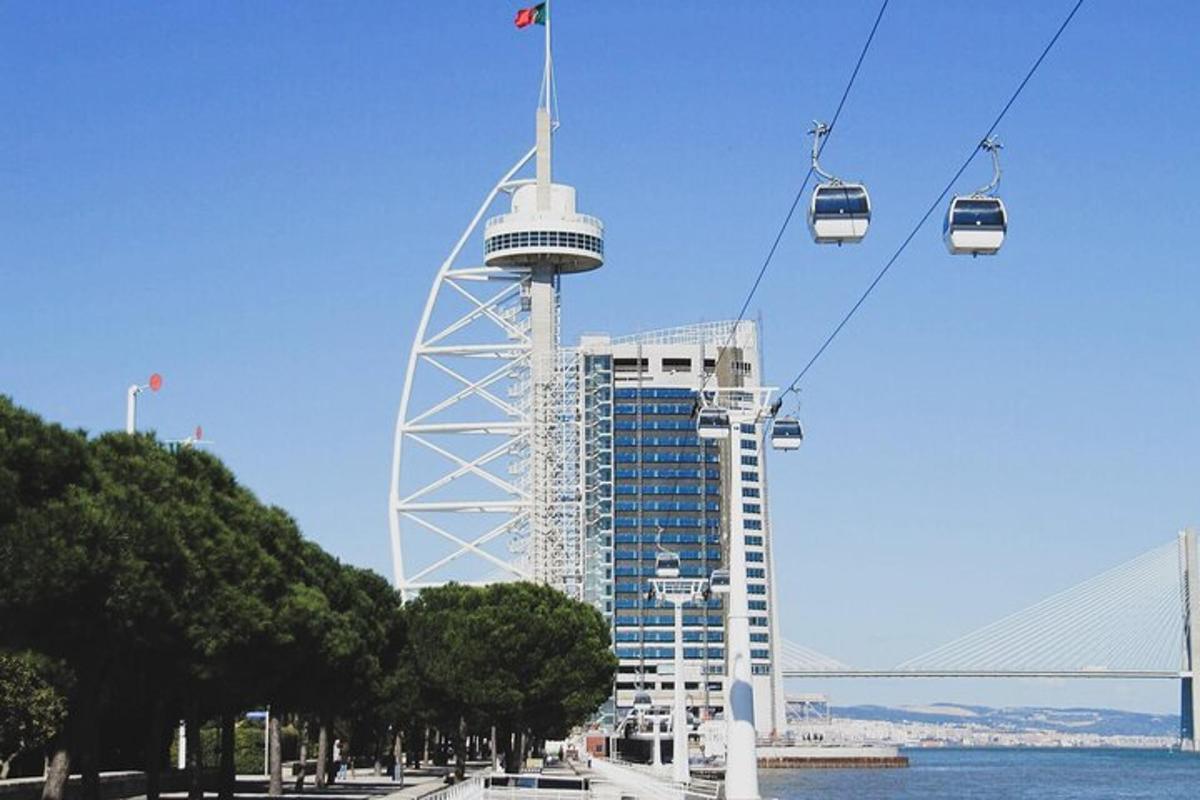 una funivia di fronte a un edificio alto