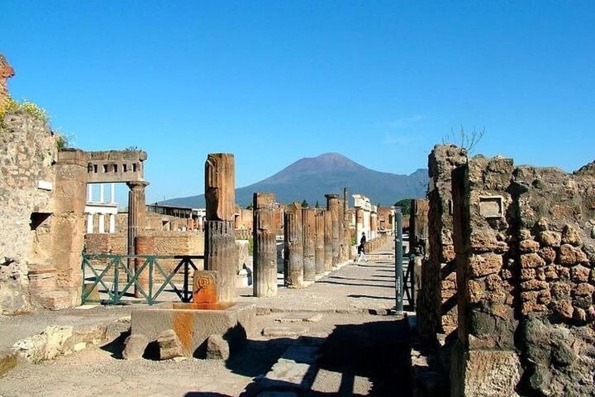 柱と柵のある古代都市