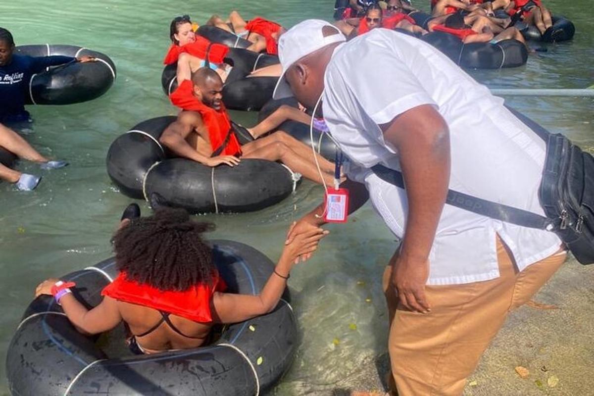 Un grupo de personas están en el agua en flotadores.