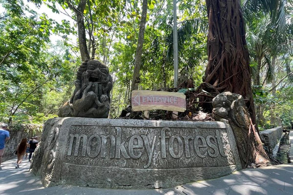 un cartello di pietra con una statua di leone in un parco