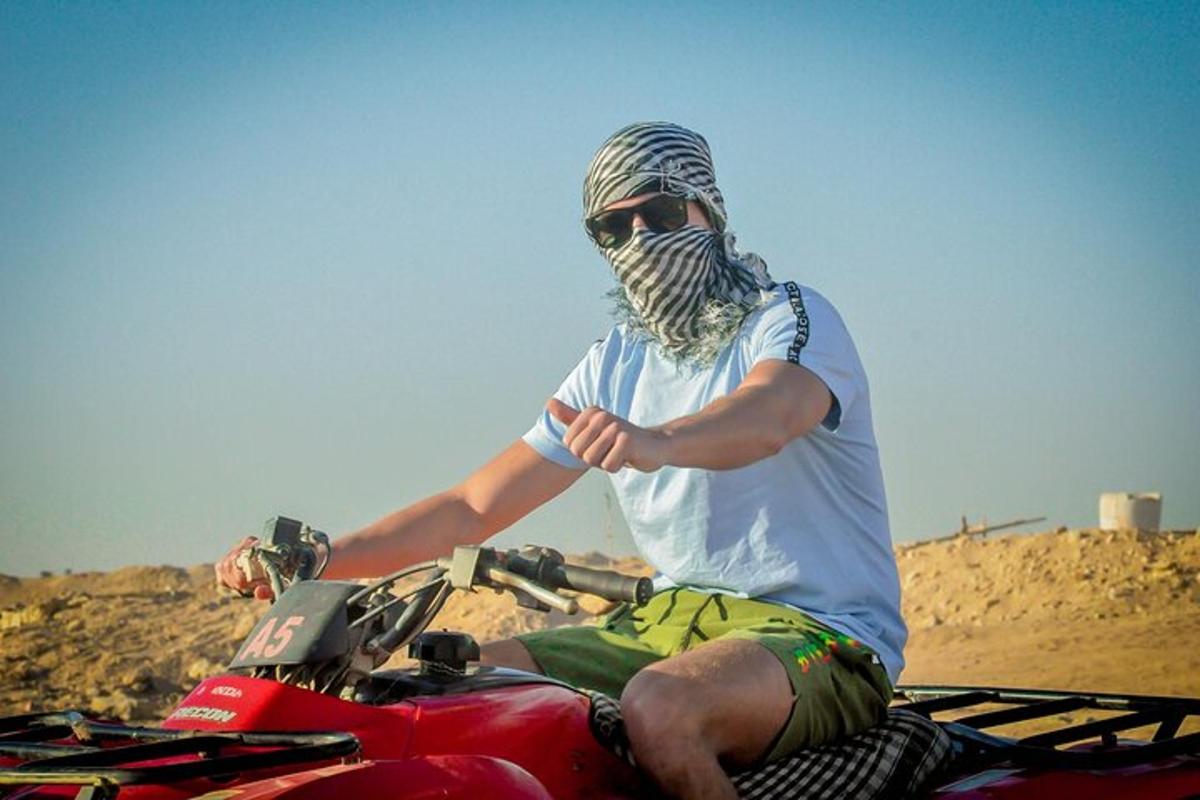 seorang pria mengenakan bandana duduk di atas sepeda motor