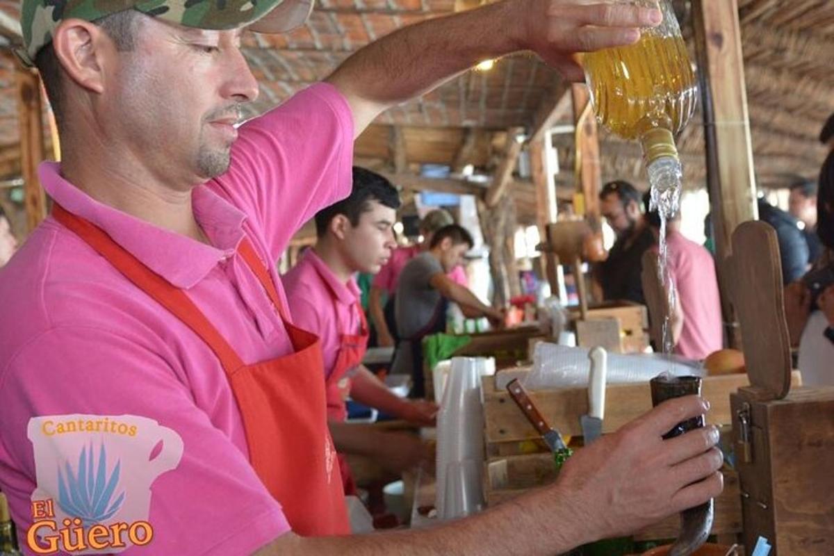 muž si v baru vaří pivo