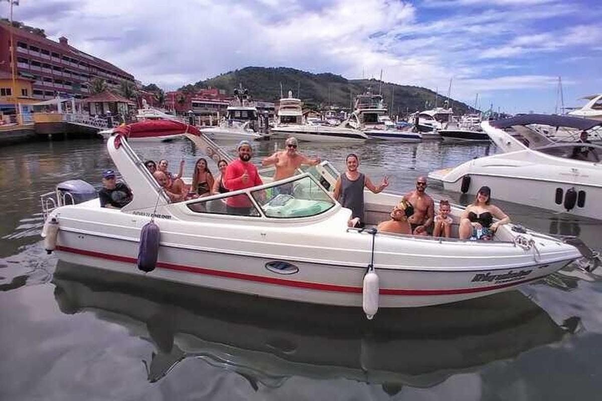 eine Gruppe von Menschen in einem Boot im Wasser