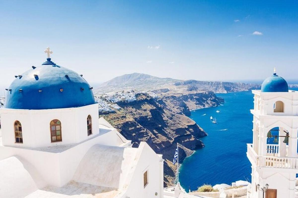 un grupo de edificios blancos con cúpulas azules