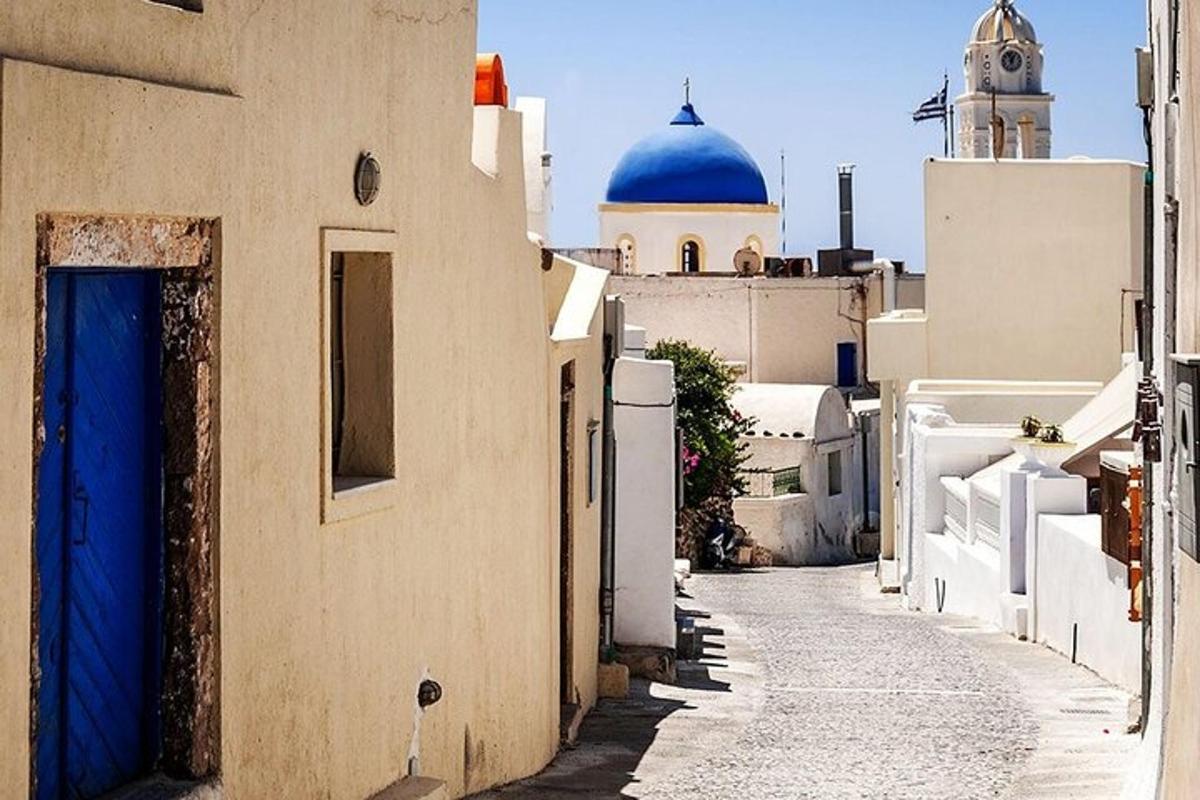 Un callejón estrecho con una cúpula azul sobre un edificio.