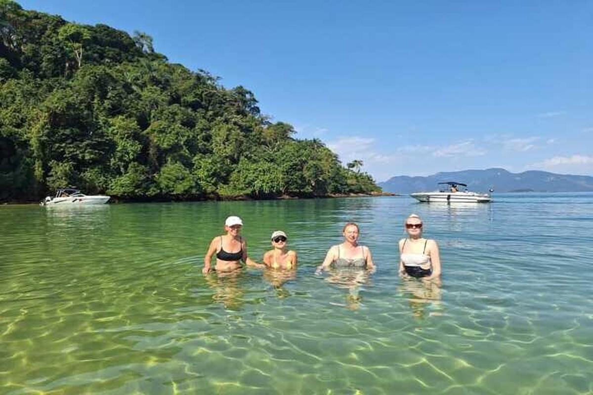 eine Gruppe von Frauen, die im Wasser stehen