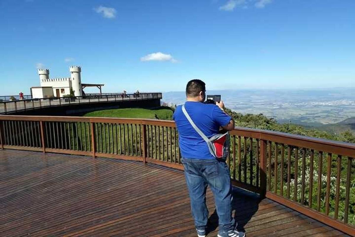 um homem tirando uma foto da vista de um deck