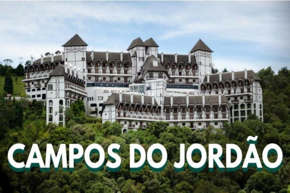 um grande edifício branco com as palavras campos do jordoria
