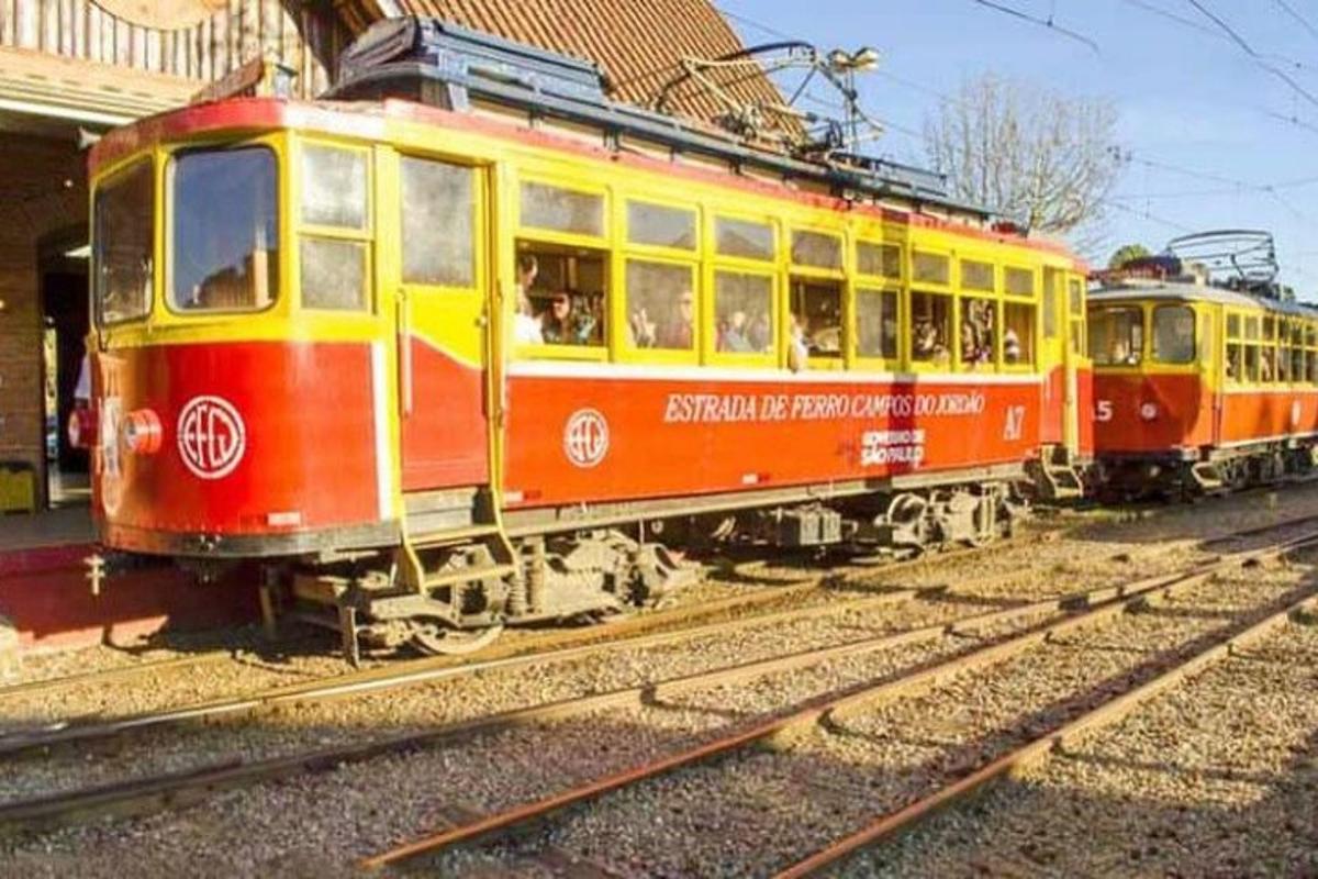 um trem vermelho e amarelo nos trilhos