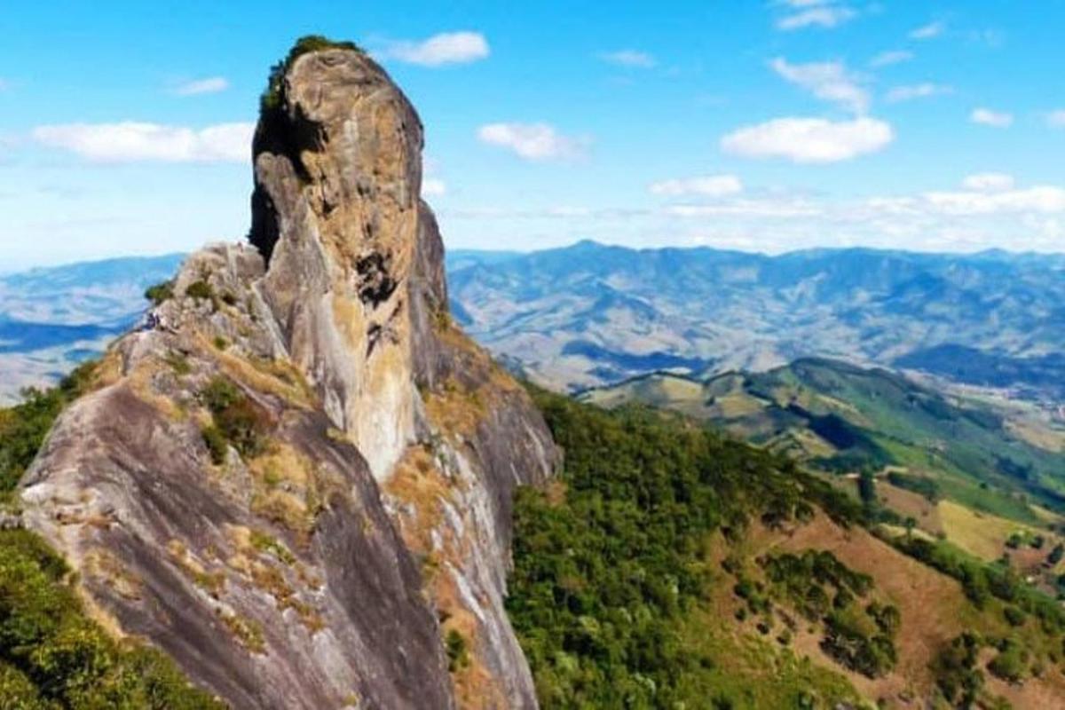 uma formação rochosa na encosta de uma montanha