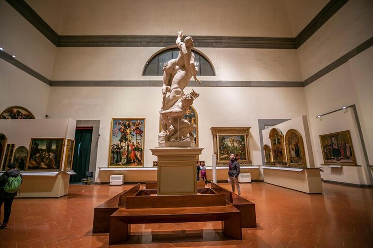 seorang wanita sedang melihat patung di museum